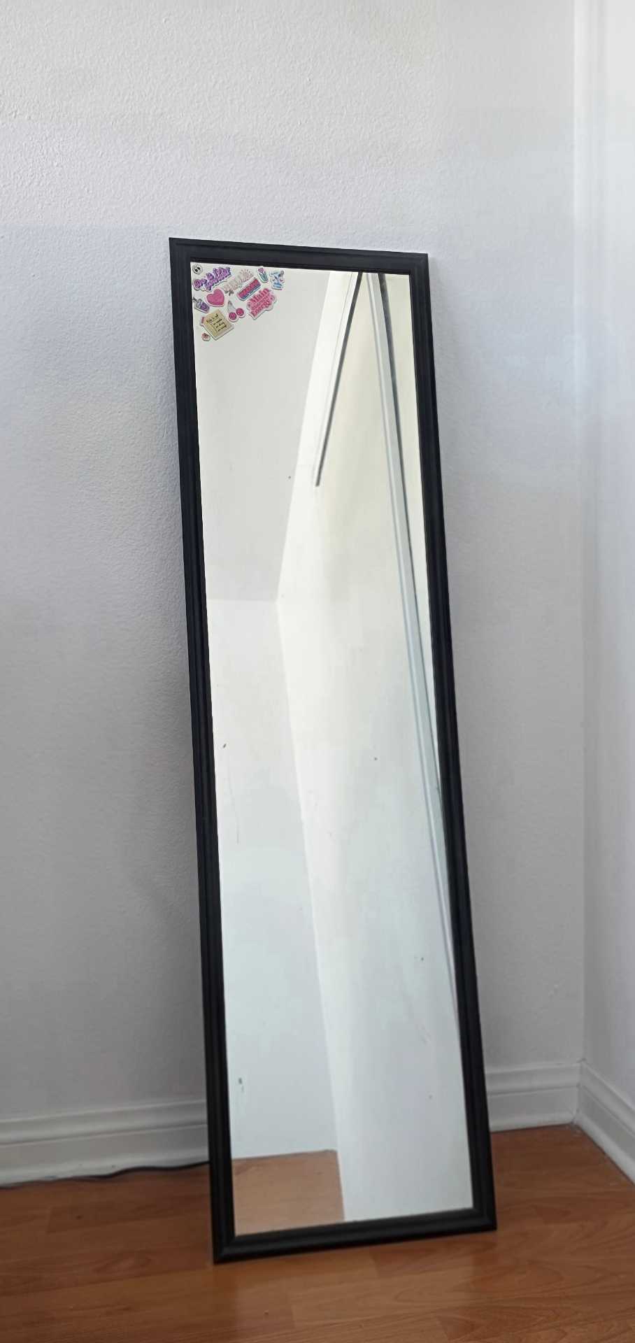 Mirror – Clean & Ready to Use