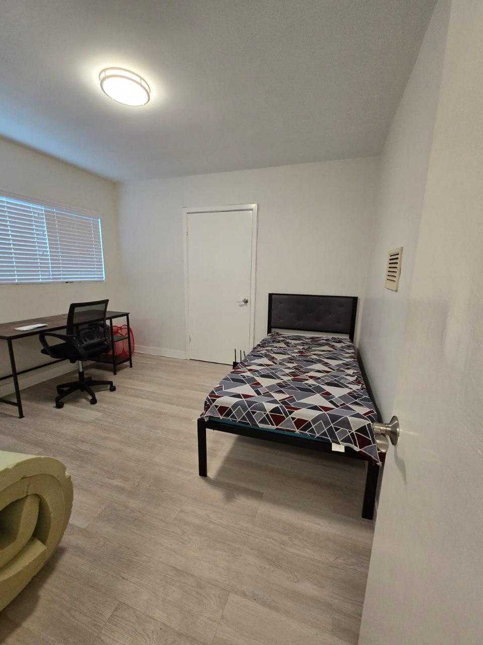 Roomate Wanteded for 2025–2026 Lease (Private Spots, $1075/mo)