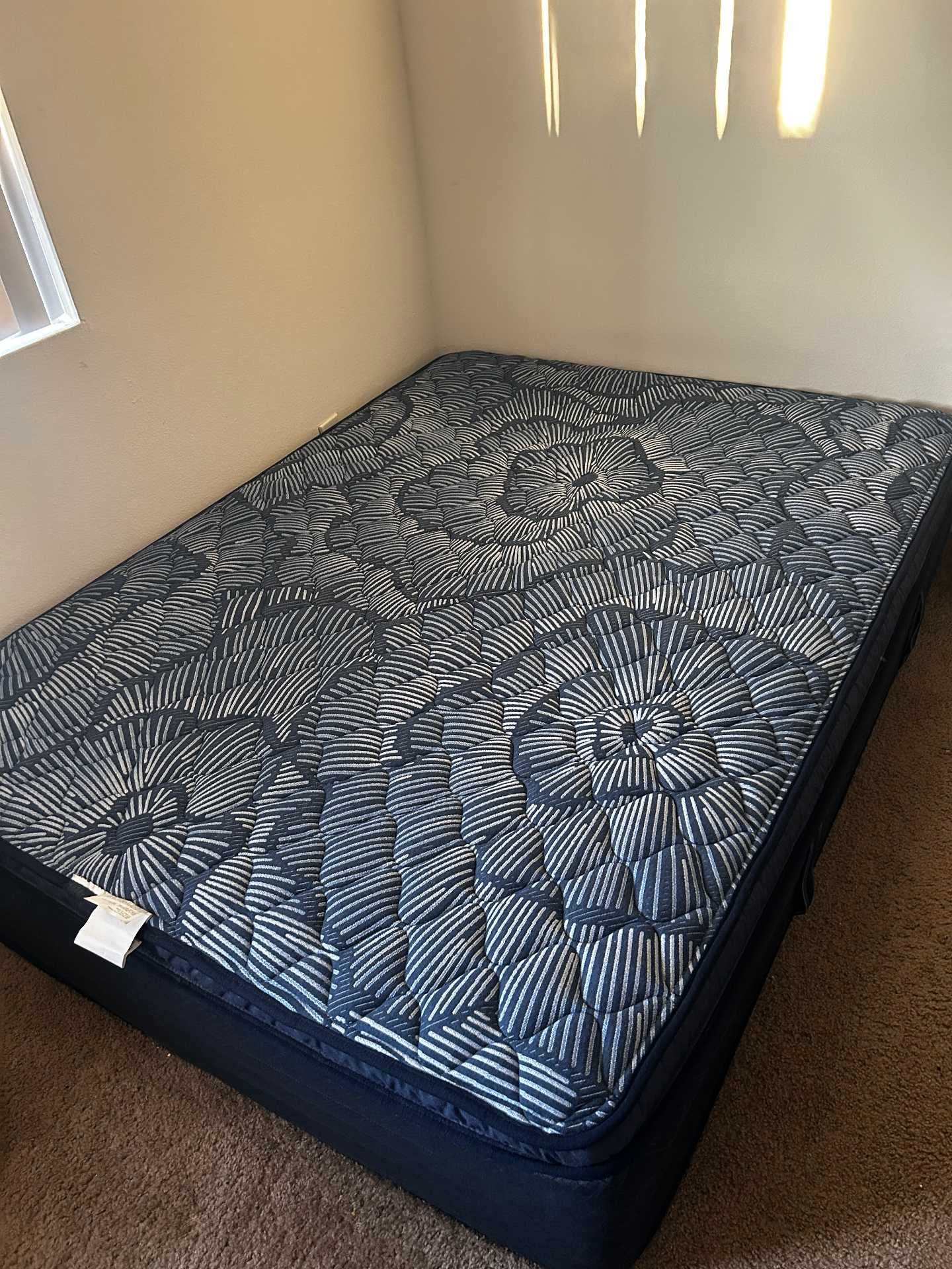 Serta Queen-Size Mattress (original price 799$!)